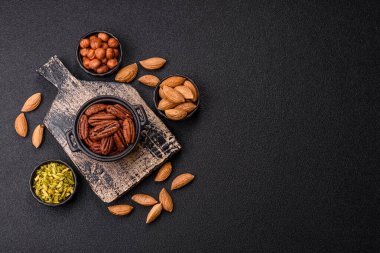 Fındık, seramik kasede ceviz, vejetaryen yemeğinin malzemesi. Besin kaynağı olarak fındık