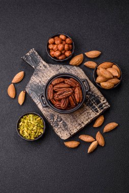 Fındık, seramik kasede ceviz, vejetaryen yemeğinin malzemesi. Besin kaynağı olarak fındık