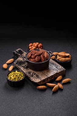 Fındık, seramik kasede ceviz, vejetaryen yemeğinin malzemesi. Besin kaynağı olarak fındık