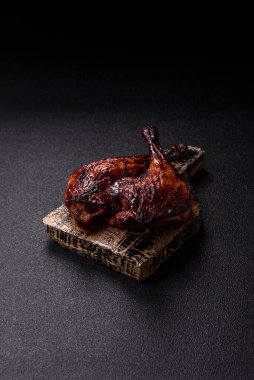 Ördek, tavuk budu ya da koyu beton arka planda ızgara. Ördek konfetisi, tuzlu ve baharatlı Asya yemeği