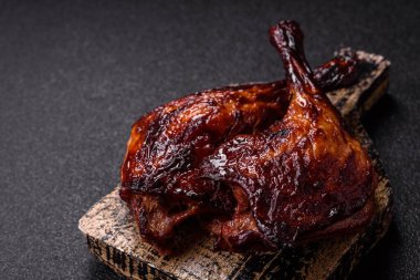 Ördek, tavuk budu ya da koyu beton arka planda ızgara. Ördek konfetisi, tuzlu ve baharatlı Asya yemeği