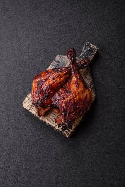 Ördek, tavuk budu ya da koyu beton arka planda ızgara. Ördek konfetisi, tuzlu ve baharatlı Asya yemeği