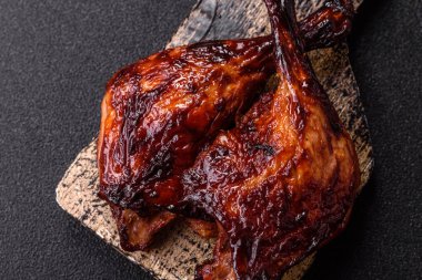 Ördek, tavuk budu ya da koyu beton arka planda ızgara. Ördek konfetisi, tuzlu ve baharatlı Asya yemeği