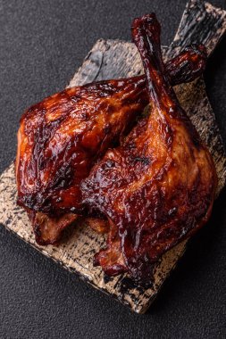 Ördek, tavuk budu ya da koyu beton arka planda ızgara. Ördek konfetisi, tuzlu ve baharatlı Asya yemeği