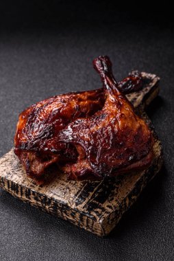 Ördek, tavuk budu ya da koyu beton arka planda ızgara. Ördek konfetisi, tuzlu ve baharatlı Asya yemeği