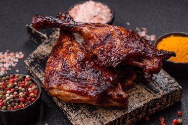 Ördek, tavuk budu ya da koyu beton arka planda ızgara. Ördek konfetisi, tuzlu ve baharatlı Asya yemeği