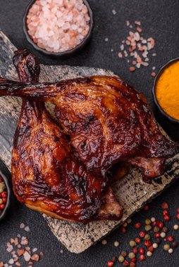 Ördek, tavuk budu ya da koyu beton arka planda ızgara. Ördek konfetisi, tuzlu ve baharatlı Asya yemeği