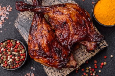 Ördek, tavuk budu ya da koyu beton arka planda ızgara. Ördek konfetisi, tuzlu ve baharatlı Asya yemeği