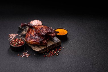 Ördek, tavuk budu ya da koyu beton arka planda ızgara. Ördek konfetisi, tuzlu ve baharatlı Asya yemeği