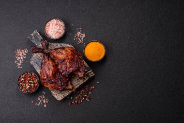 Ördek, tavuk budu ya da koyu beton arka planda ızgara. Ördek konfetisi, tuzlu ve baharatlı Asya yemeği