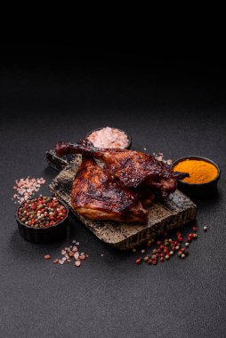 Ördek, tavuk budu ya da koyu beton arka planda ızgara. Ördek konfetisi, tuzlu ve baharatlı Asya yemeği