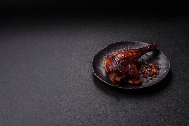 Ördek, tavuk budu ya da koyu beton arka planda ızgara. Ördek konfetisi, tuzlu ve baharatlı Asya yemeği