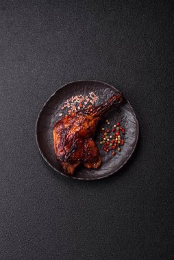 Ördek, tavuk budu ya da koyu beton arka planda ızgara. Ördek konfetisi, tuzlu ve baharatlı Asya yemeği