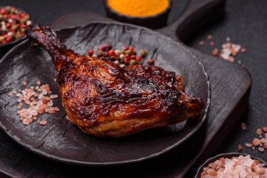 Ördek, tavuk budu ya da koyu beton arka planda ızgara. Ördek konfetisi, tuzlu ve baharatlı Asya yemeği