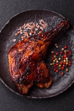 Ördek, tavuk budu ya da koyu beton arka planda ızgara. Ördek konfetisi, tuzlu ve baharatlı Asya yemeği