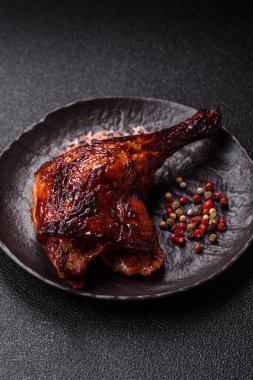 Ördek, tavuk budu ya da koyu beton arka planda ızgara. Ördek konfetisi, tuzlu ve baharatlı Asya yemeği