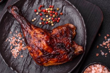 Ördek, tavuk budu ya da koyu beton arka planda ızgara. Ördek konfetisi, tuzlu ve baharatlı Asya yemeği