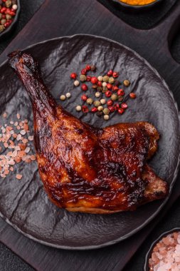 Ördek, tavuk budu ya da koyu beton arka planda ızgara. Ördek konfetisi, tuzlu ve baharatlı Asya yemeği