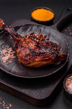 Ördek, tavuk budu ya da koyu beton arka planda ızgara. Ördek konfetisi, tuzlu ve baharatlı Asya yemeği