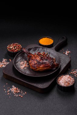 Ördek, tavuk budu ya da koyu beton arka planda ızgara. Ördek konfetisi, tuzlu ve baharatlı Asya yemeği