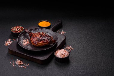 Ördek, tavuk budu ya da koyu beton arka planda ızgara. Ördek konfetisi, tuzlu ve baharatlı Asya yemeği