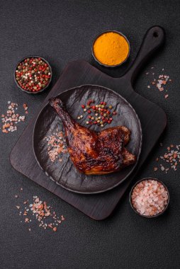 Ördek, tavuk budu ya da koyu beton arka planda ızgara. Ördek konfetisi, tuzlu ve baharatlı Asya yemeği