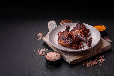 Ördek, tavuk budu ya da koyu beton arka planda ızgara. Ördek konfetisi, tuzlu ve baharatlı Asya yemeği