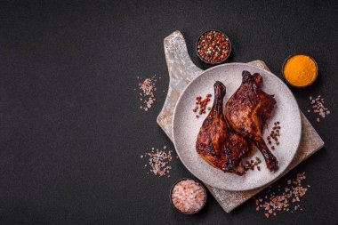 Ördek, tavuk budu ya da koyu beton arka planda ızgara. Ördek konfetisi, tuzlu ve baharatlı Asya yemeği