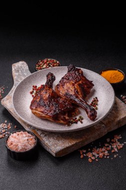 Ördek, tavuk budu ya da koyu beton arka planda ızgara. Ördek konfetisi, tuzlu ve baharatlı Asya yemeği