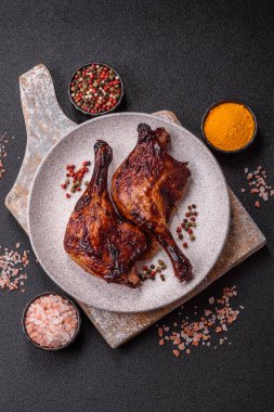 Ördek, tavuk budu ya da koyu beton arka planda ızgara. Ördek konfetisi, tuzlu ve baharatlı Asya yemeği