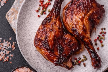 Ördek, tavuk budu ya da koyu beton arka planda ızgara. Ördek konfetisi, tuzlu ve baharatlı Asya yemeği