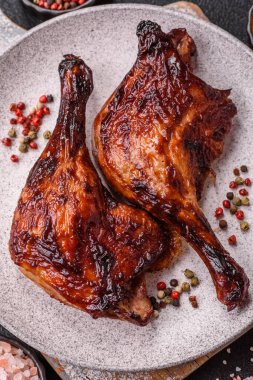 Ördek, tavuk budu ya da koyu beton arka planda ızgara. Ördek konfetisi, tuzlu ve baharatlı Asya yemeği