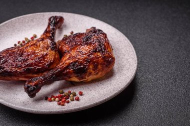 Ördek, tavuk budu ya da koyu beton arka planda ızgara. Ördek konfetisi, tuzlu ve baharatlı Asya yemeği