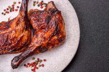 Ördek, tavuk budu ya da koyu beton arka planda ızgara. Ördek konfetisi, tuzlu ve baharatlı Asya yemeği