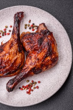 Ördek, tavuk budu ya da koyu beton arka planda ızgara. Ördek konfetisi, tuzlu ve baharatlı Asya yemeği