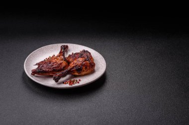 Ördek, tavuk budu ya da koyu beton arka planda ızgara. Ördek konfetisi, tuzlu ve baharatlı Asya yemeği