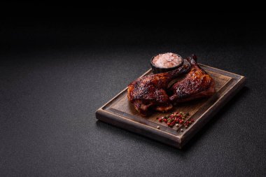 Ördek, tavuk budu ya da koyu beton arka planda ızgara. Ördek konfetisi, tuzlu ve baharatlı Asya yemeği