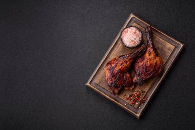 Ördek, tavuk budu ya da koyu beton arka planda ızgara. Ördek konfetisi, tuzlu ve baharatlı Asya yemeği