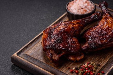 Ördek, tavuk budu ya da koyu beton arka planda ızgara. Ördek konfetisi, tuzlu ve baharatlı Asya yemeği