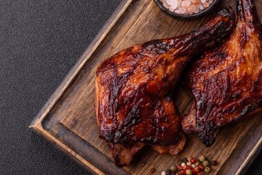 Ördek, tavuk budu ya da koyu beton arka planda ızgara. Ördek konfetisi, tuzlu ve baharatlı Asya yemeği