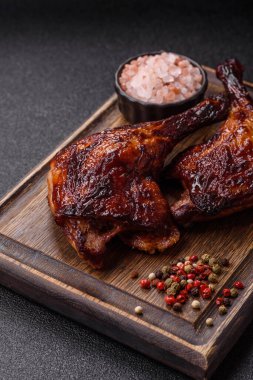 Ördek, tavuk budu ya da koyu beton arka planda ızgara. Ördek konfetisi, tuzlu ve baharatlı Asya yemeği