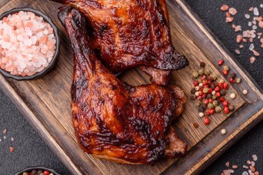 Ördek, tavuk budu ya da koyu beton arka planda ızgara. Ördek konfetisi, tuzlu ve baharatlı Asya yemeği