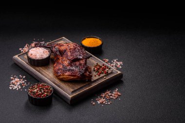 Ördek, tavuk budu ya da koyu beton arka planda ızgara. Ördek konfetisi, tuzlu ve baharatlı Asya yemeği