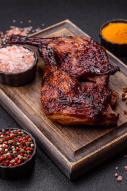 Ördek, tavuk budu ya da koyu beton arka planda ızgara. Ördek konfetisi, tuzlu ve baharatlı Asya yemeği