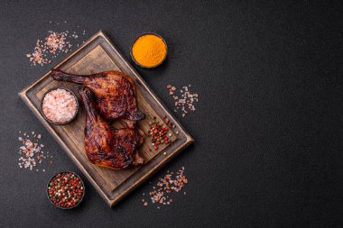 Ördek, tavuk budu ya da koyu beton arka planda ızgara. Ördek konfetisi, tuzlu ve baharatlı Asya yemeği