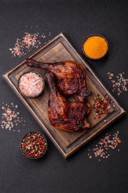 Ördek, tavuk budu ya da koyu beton arka planda ızgara. Ördek konfetisi, tuzlu ve baharatlı Asya yemeği