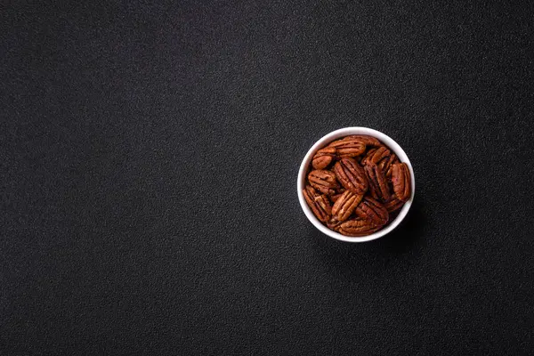 Fındık, seramik kasede ceviz, vejetaryen yemeğinin malzemesi. Besin kaynağı olarak fındık