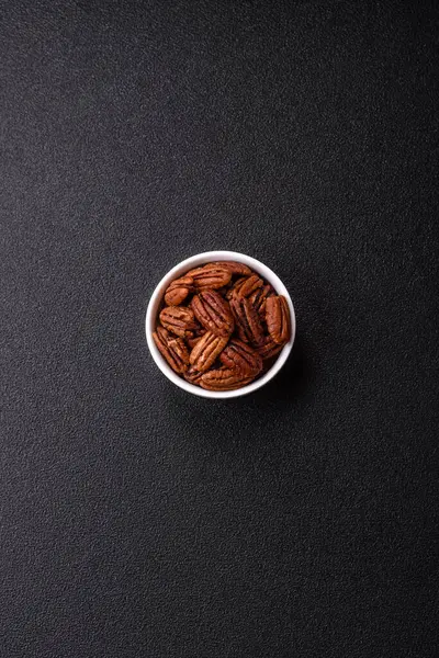 Fındık, seramik kasede ceviz, vejetaryen yemeğinin malzemesi. Besin kaynağı olarak fındık