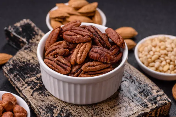 Fındık, seramik kasede ceviz, vejetaryen yemeğinin malzemesi. Besin kaynağı olarak fındık