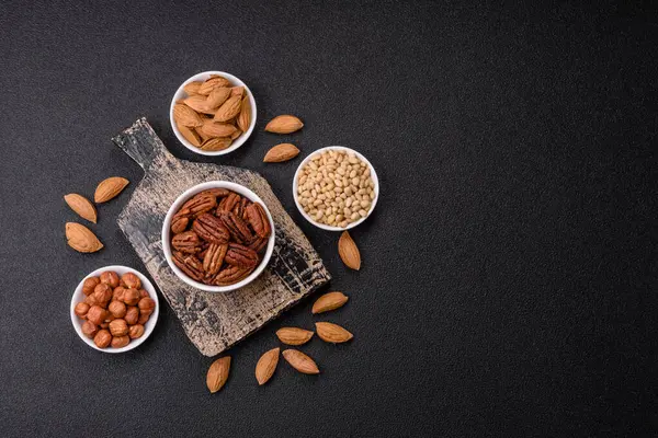 Fındık, seramik kasede ceviz, vejetaryen yemeğinin malzemesi. Besin kaynağı olarak fındık